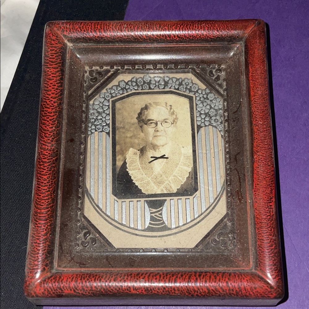 Vintage Wooden Photo Frame with Red Accents